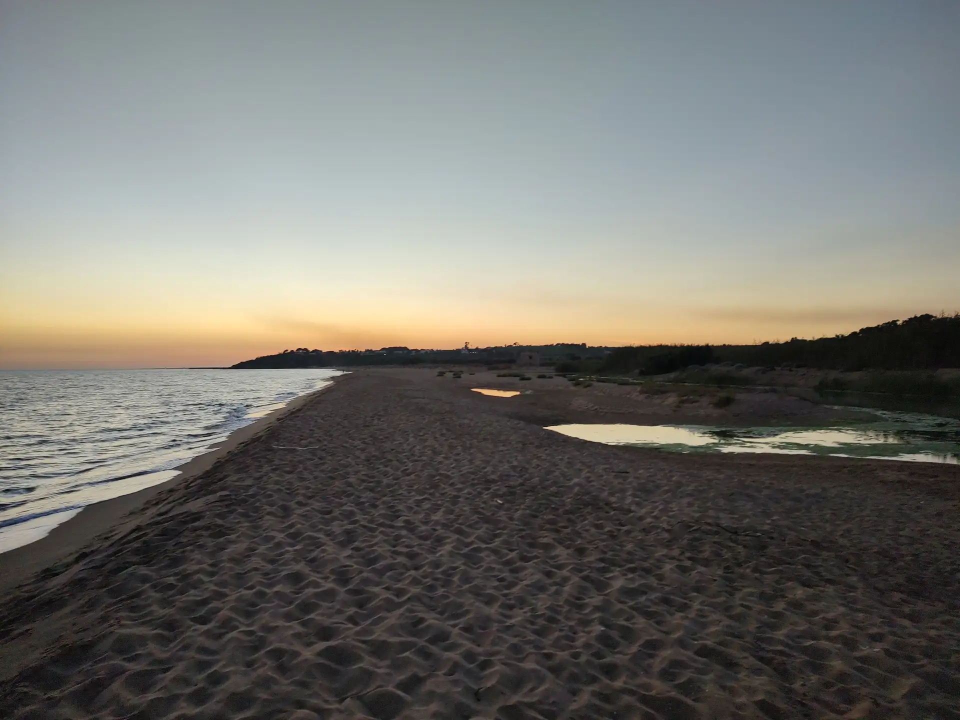 受法律严格保护的原始沿海沙丘，展现出地中海地区罕见的动态风蚀地貌。