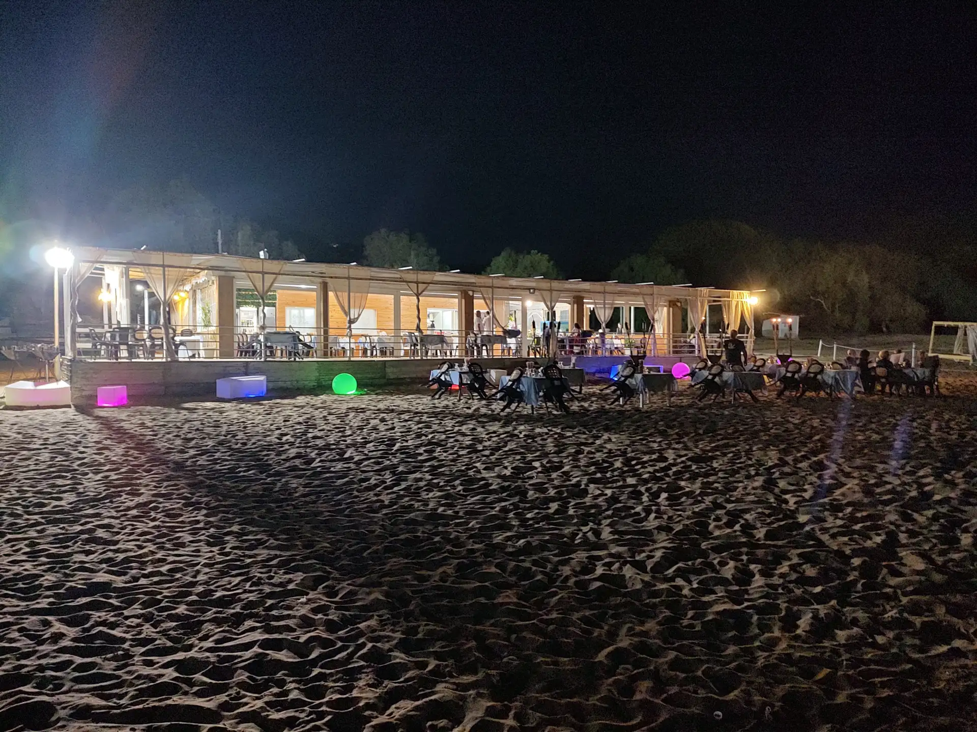 坐落在海滩尽头的风情俱乐部，夜晚华丽蜕变为浪漫至极的海滩露天餐厅，提供新鲜的西西里海鲜。