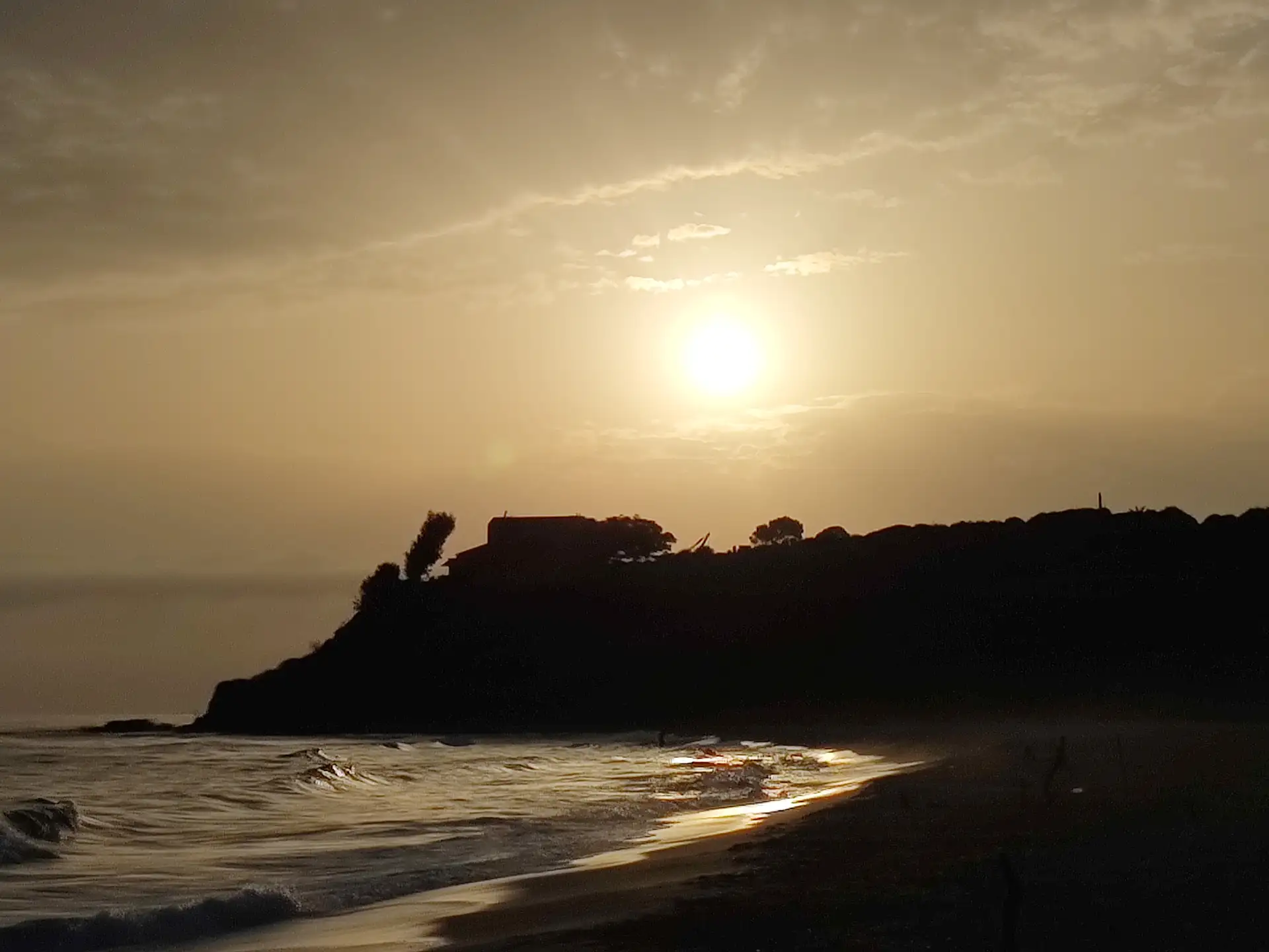 夕阳西下，金色的余晖将多立克石柱染成温暖的橙红调，与波光粼粼的地中海构成绝美画卷。