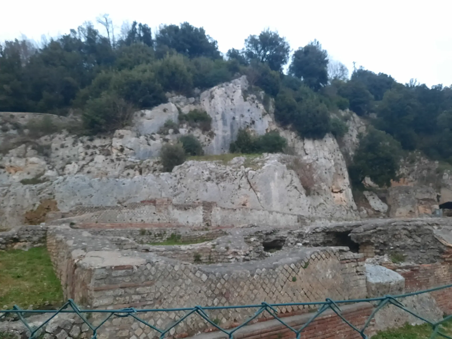Villa di Nerone遗址位于意大利苏比亚科附近，是古罗马皇帝Nerone在公元一世纪修建的豪华别墅群的一部分。这里依山傍水，环境幽静，据说尼禄曾在此避暑和休憩。如今保存下来的遗迹包括墙体、地基和部分装饰结构，展现了古罗马建筑与工程技术的魅力。